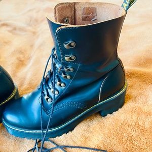 Dr. Martens Leona Vintage Smooth Heeled Boots